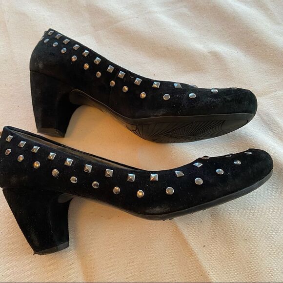 Kenneth Cole reaction heels with metal studs size 8, suede - Picture 6 of 11